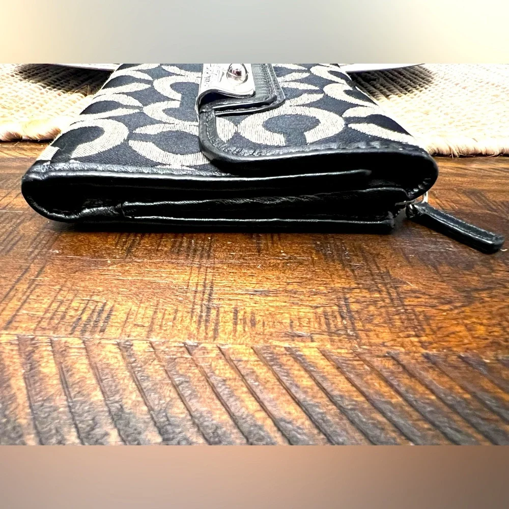 Coach wallet snap closure with zip compartment - Picture 3 of 12